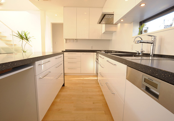 ゆったりと可動域を設けたキッチン