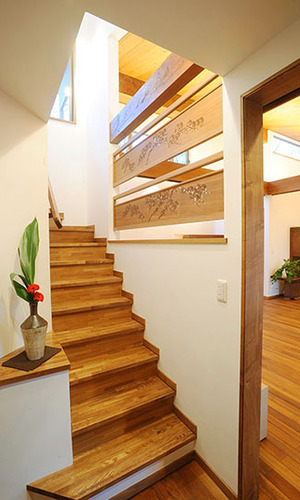 リビングと繋がる2階への階段