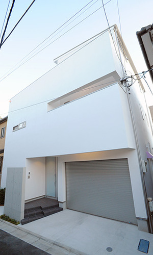 真白の外壁がインパクトの外観