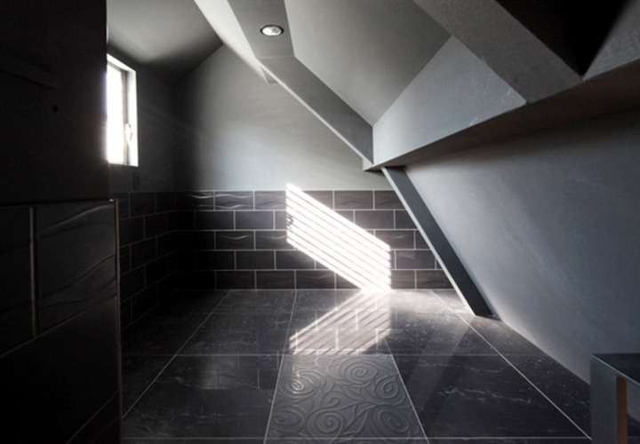 勾配天井の寝室