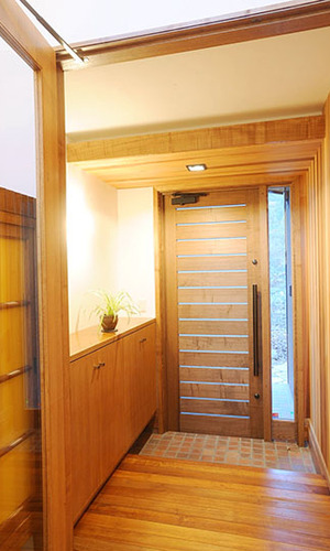 タモの玄関框ドアのあるホール