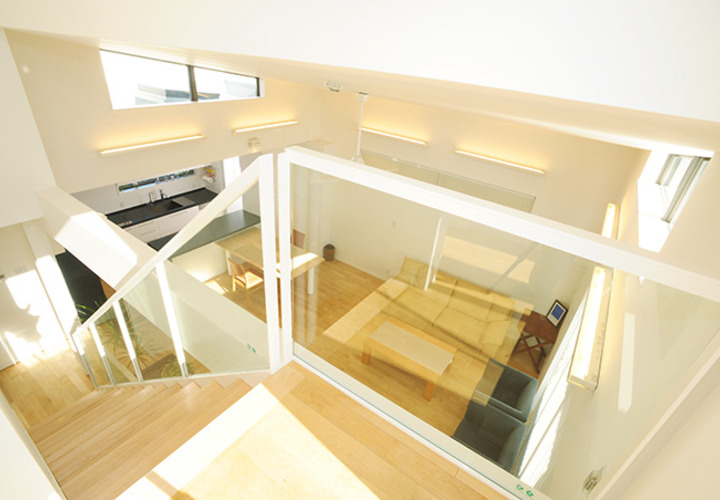 階段上から見るリビングの眺め