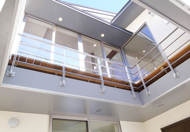 エントランスに面するベランダ