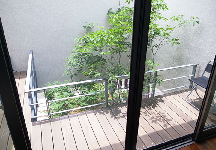 1階から伸びる静かな中庭