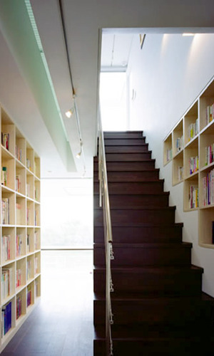 読書家のための書籍棚を設けた階段