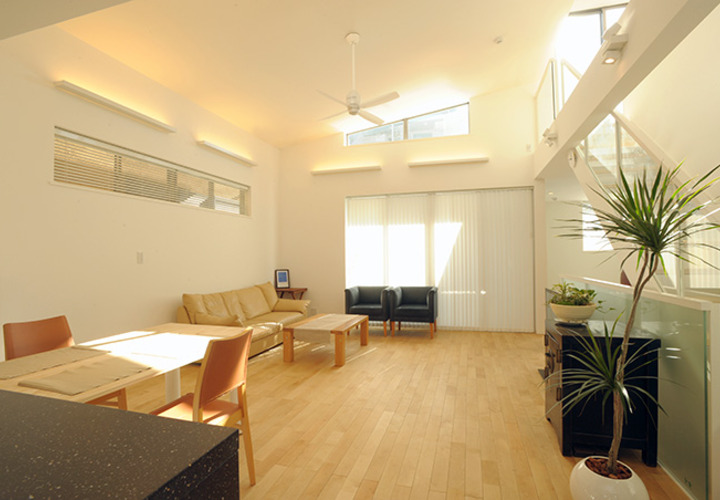 勾配天井で広がりを感じる室内