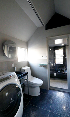 タイルでモダンな印象のバスルーム