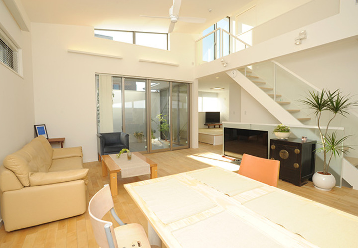 優しい色使いの落ち着いたリビング