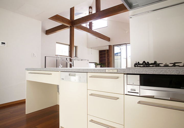 梁の間から注ぐハイサイドライトの明かり