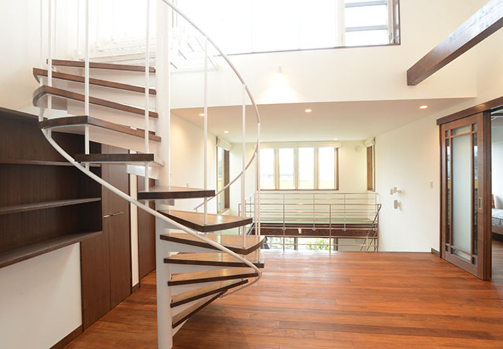 螺旋階段の曲線が空間のアクセント