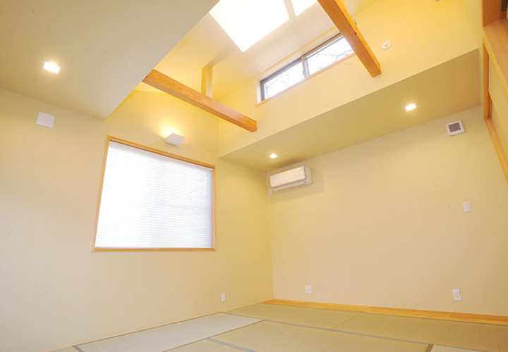 吹き抜けのある開放的な和室