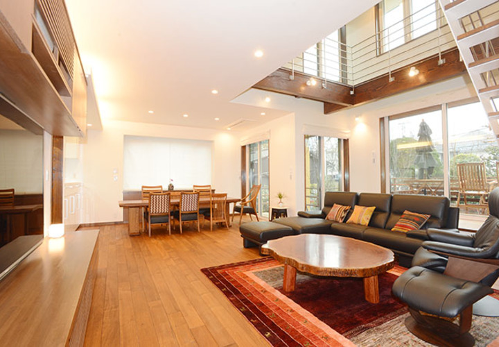 庭に面した大きな採光窓並ぶリビング