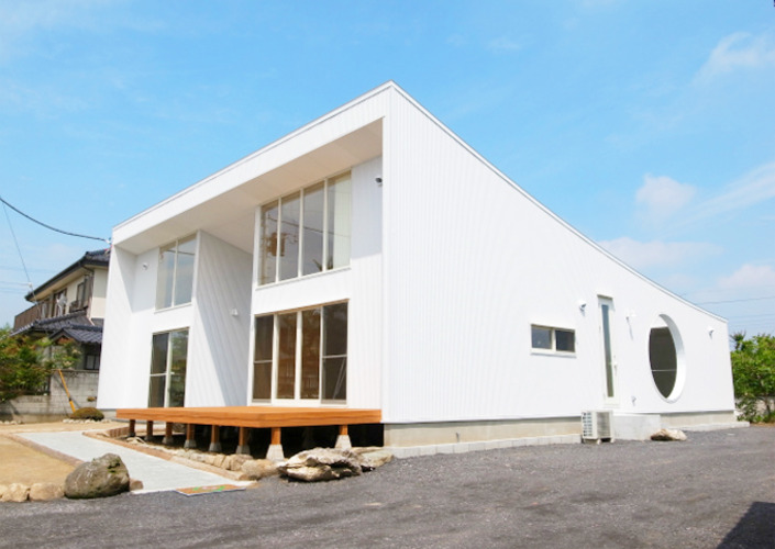 天にそそりあがるR屋根の家（川越増形の家）