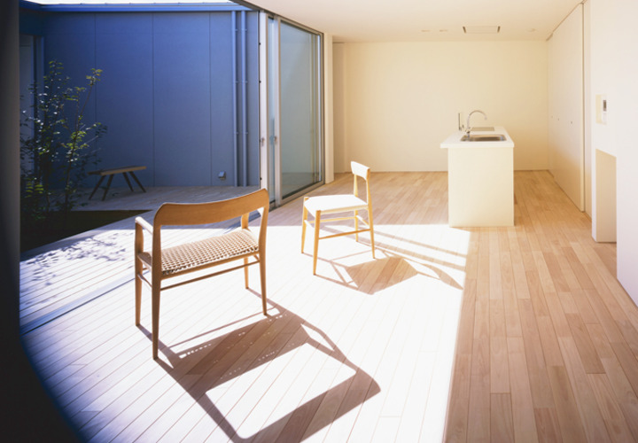 リビングからダイニングを見る