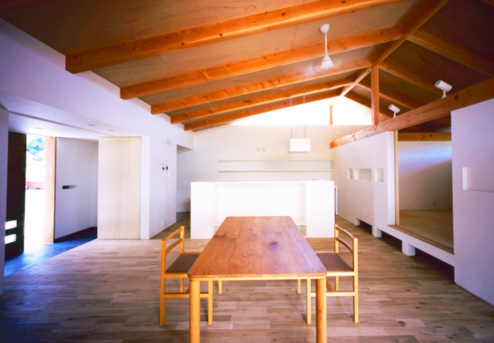 リビングからダイニングを見る