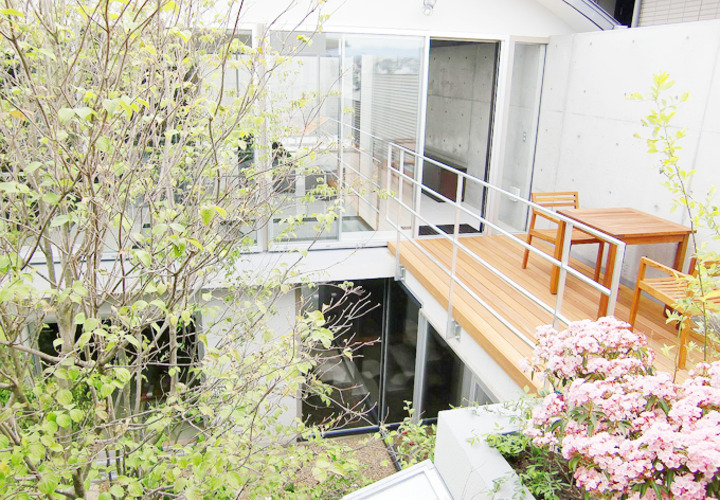 中庭ごしに広間を望む