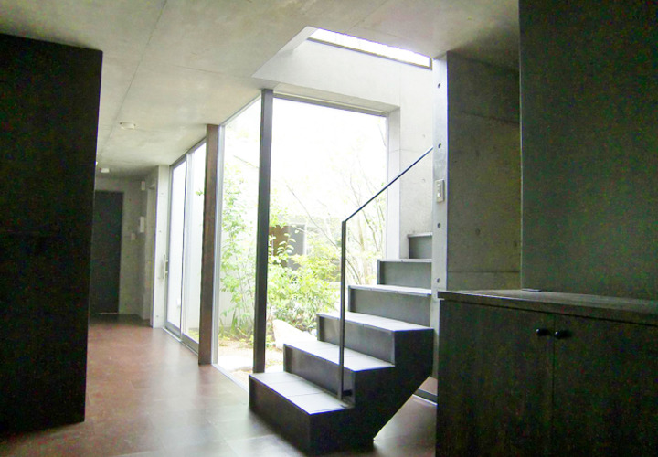 １階玄関から中庭を望む