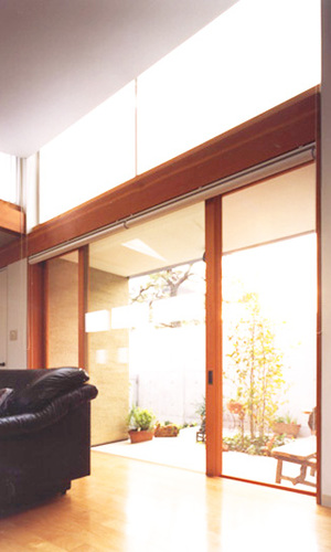 リビングから中庭を見る