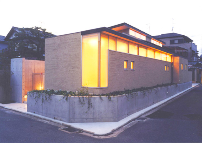 高窓と中庭の家