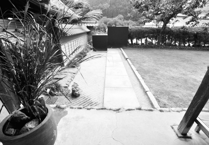 玄関（外を見る）