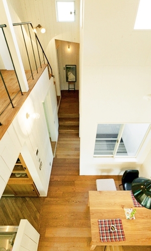 2階の吹き抜けからﾀﾞｲﾆﾝｸﾞを見る