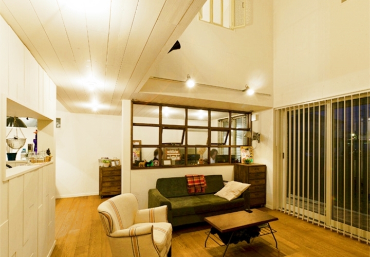 吹抜けのあるリビングと書斎を見る