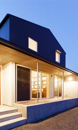 夜の玄関から見るテラス