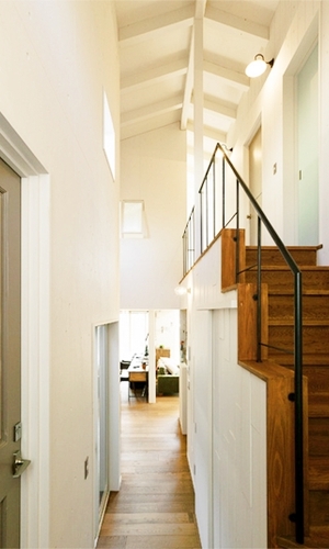 吹抜けの階段を見る