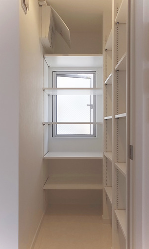 2階キッチンからパントリーをみる