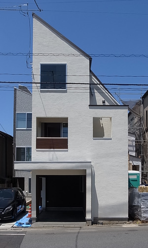 東側前面道路から建物の全景をみる