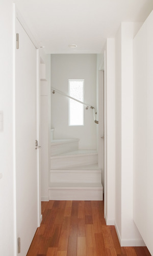 1階玄関から階段室をみる