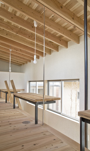 ロフトの床から跳ね出した学習机