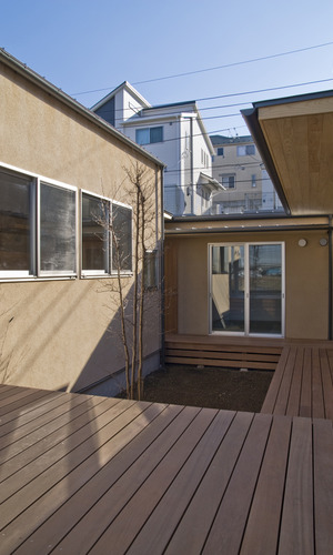 中庭を回遊できるウッドデッキ