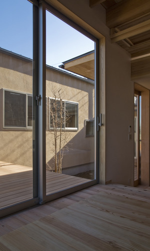 ダイニングから段差なしで繋がる中庭