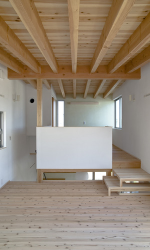 スキップフロアで繋がるリビングダイニングと主寝室