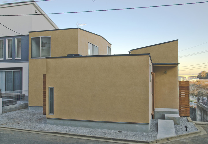 三つの独立した建物が寄り添う外観