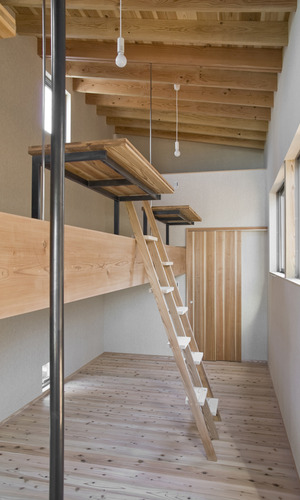 登り棒があるアスレチック感覚の子供部屋