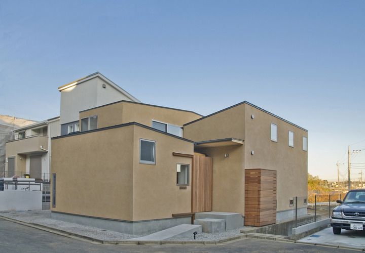 セミオーダーカラーの自然素材を使った外観