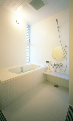 腰掛け部を設けた浴槽