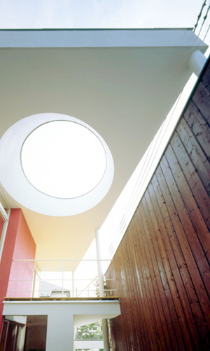 屋根の孔から空を楽しむ