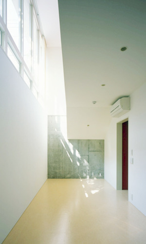 地階の寝室にも光が届く