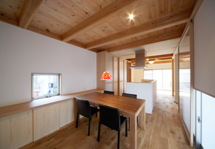 ダイニングよりリビングをみる