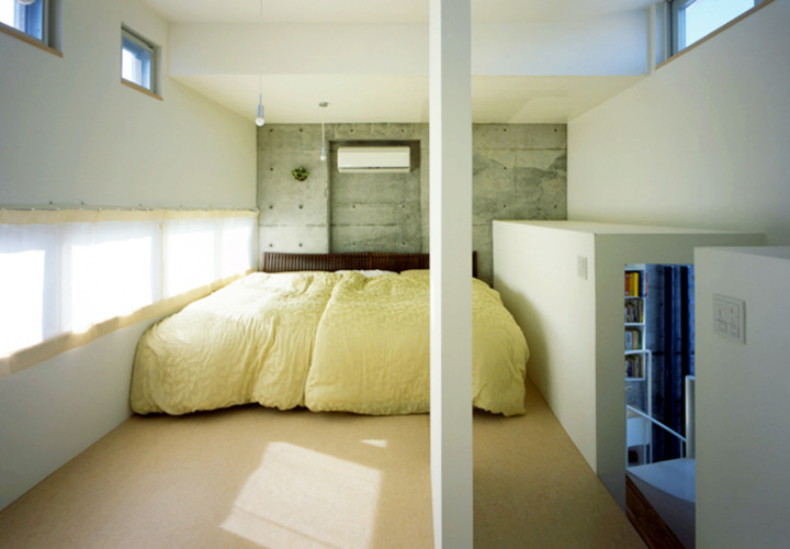 横長の窓から光が差し込む最上階の寝室