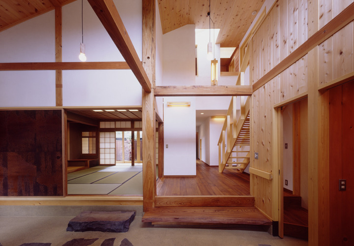 大黒柱のある玄関吹き抜け