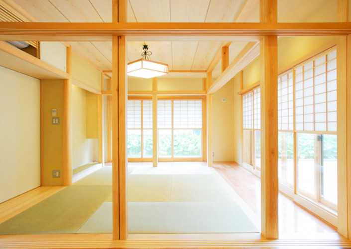 雪見障子と縁側と景色のある和室