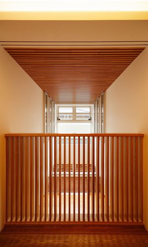 漆喰壁と無垢木材の天井