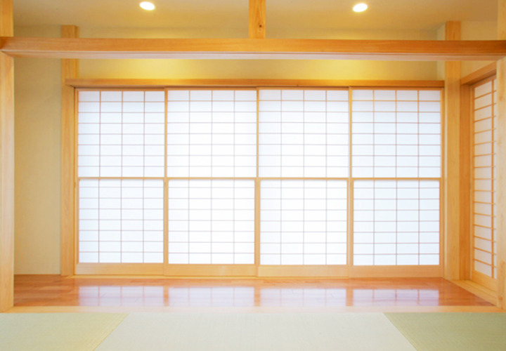 雪見障子と縁側と景色のある和室