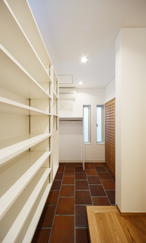玄関の土間はそのまま玄関収納に続く