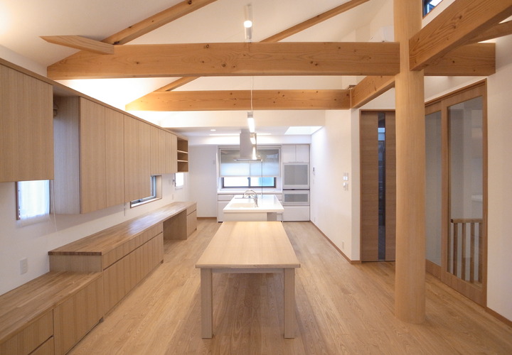 ナチュラルで明るい雰囲気のリビング