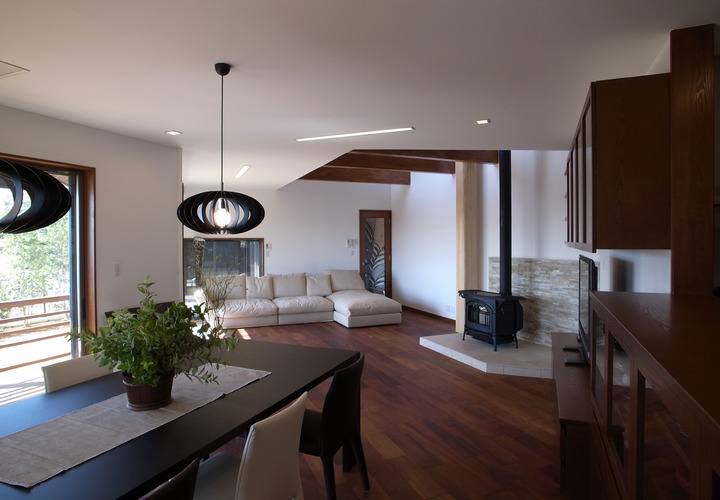 ダイニングからリビングを見る